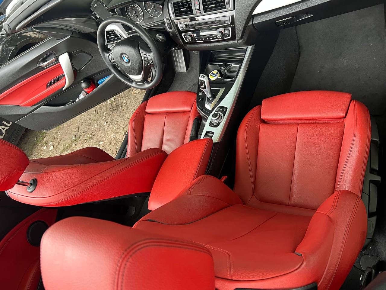 Rotes Lederinterieur bei einem echten mobilen Auftrag in Brandenburg an der Havel