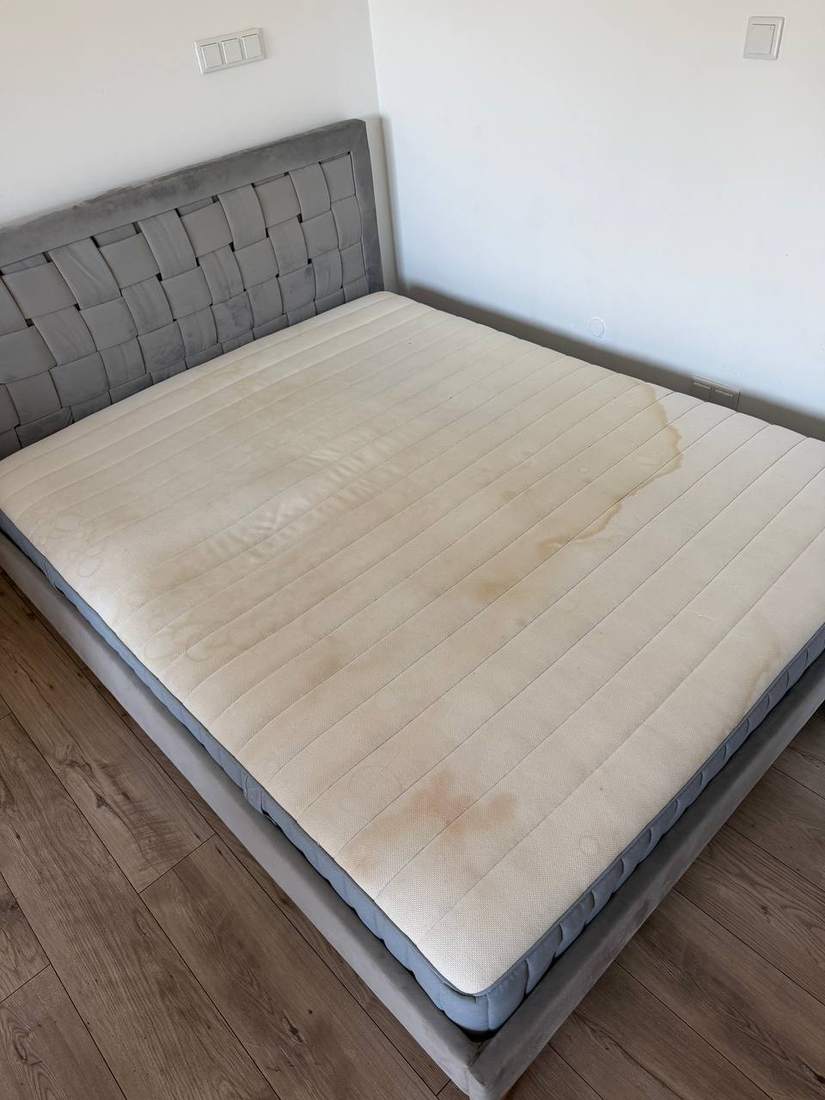Große Matratze mit sichtbaren Flecken vor der Reinigung