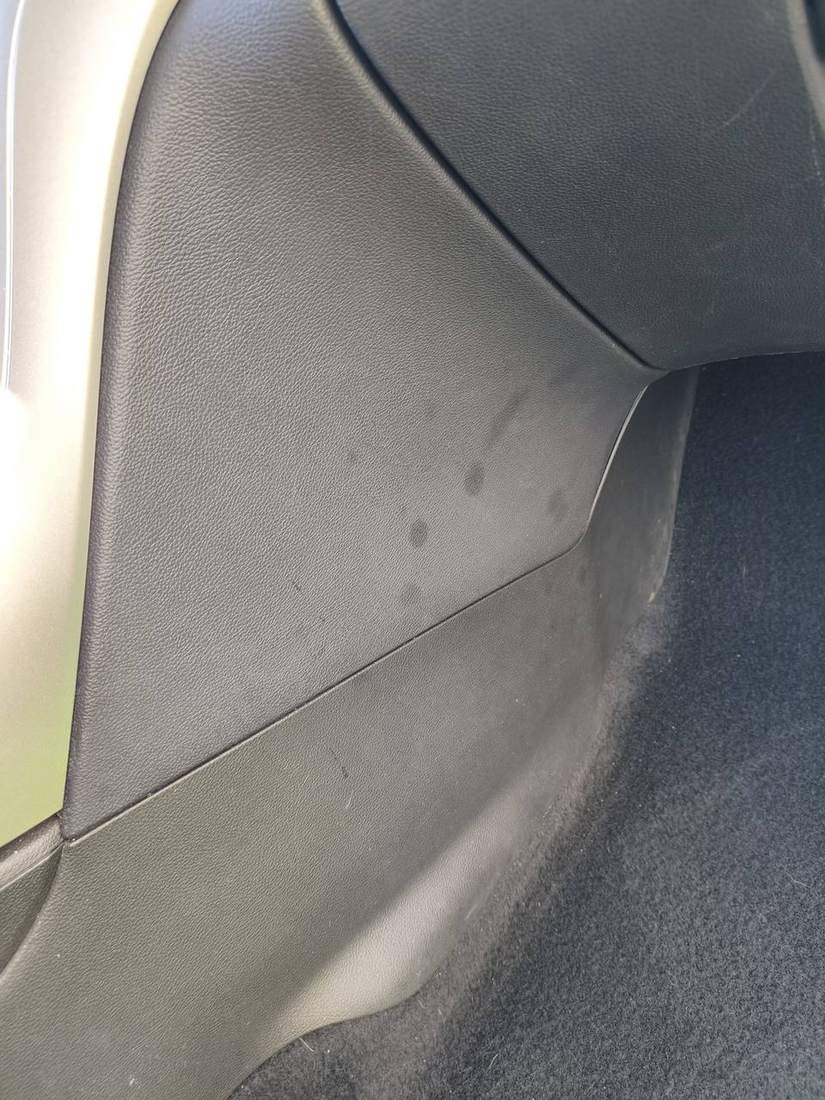 Flecken auf einem Fahrzeugpolster vor der Reinigung