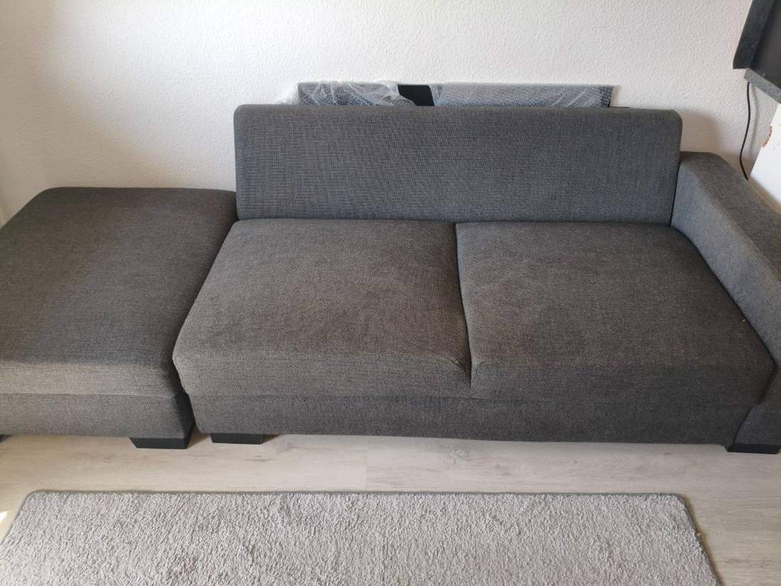 Graues Sofa nach der Polsterreinigung