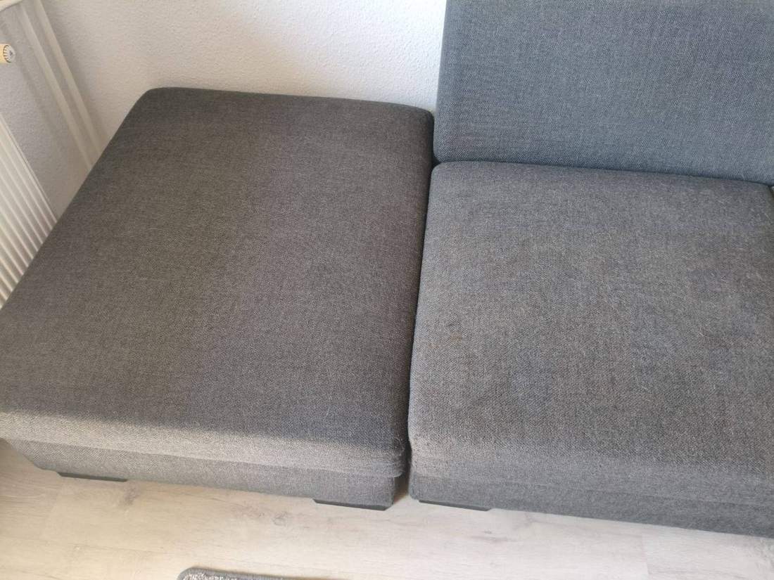 Nahaufnahme des gereinigten grauen Polsterstoffs