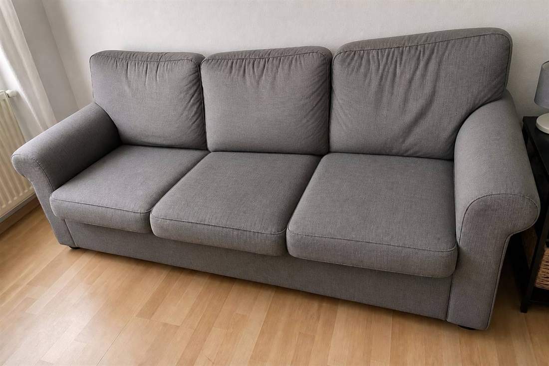 Natürliches Beispiel eines Sofas nach der Polsterreinigung