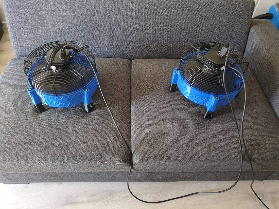 Aktive Trocknung des Sofas nach der Reinigung